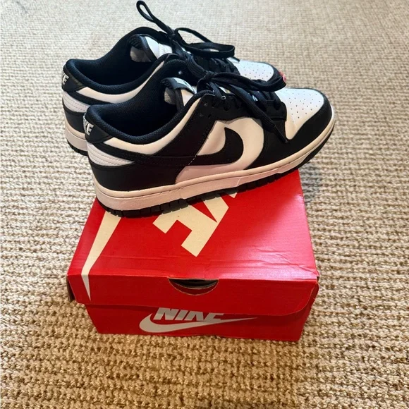 Women’s Nike Dunk Low rise Panda - Picture 5 of 6